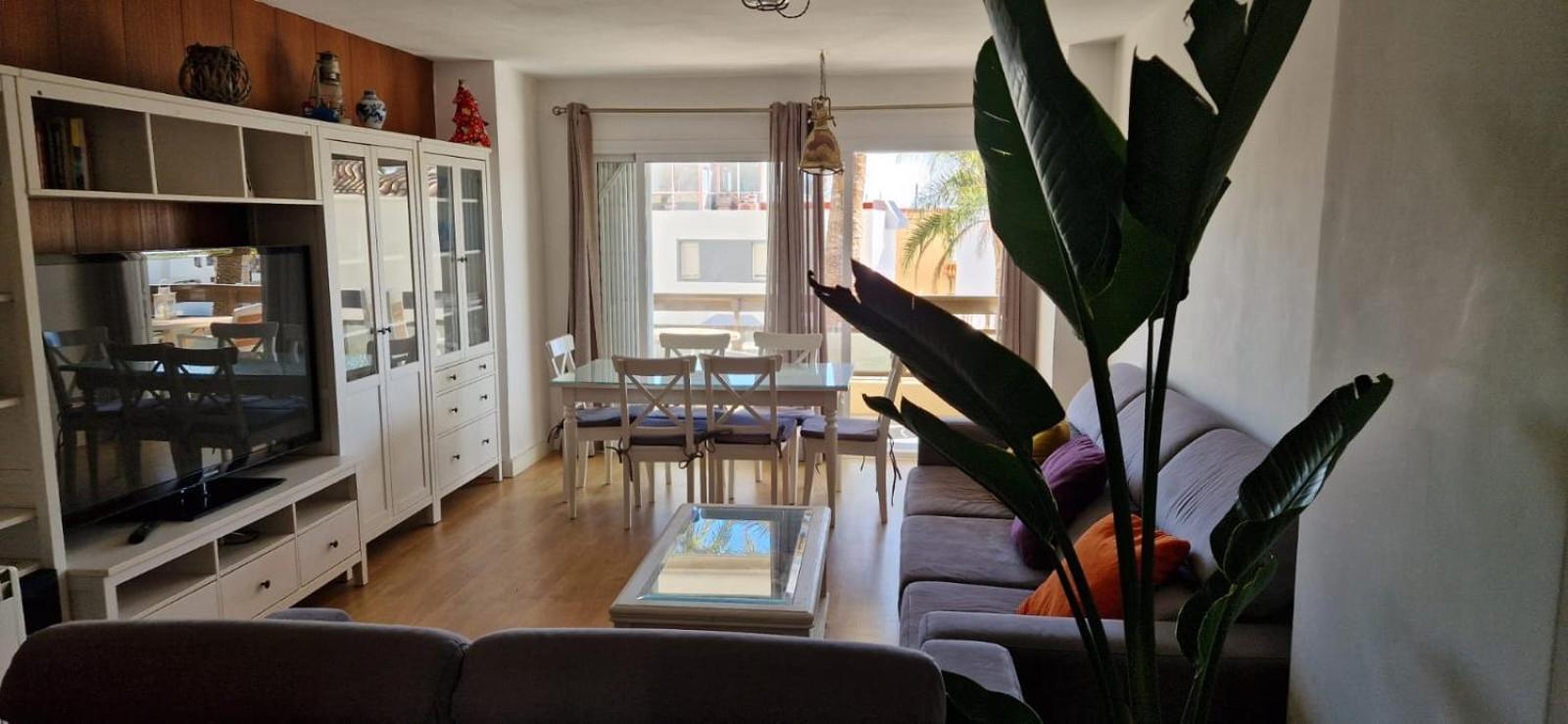 En Complejo Residencial Con Piscina Apartment
