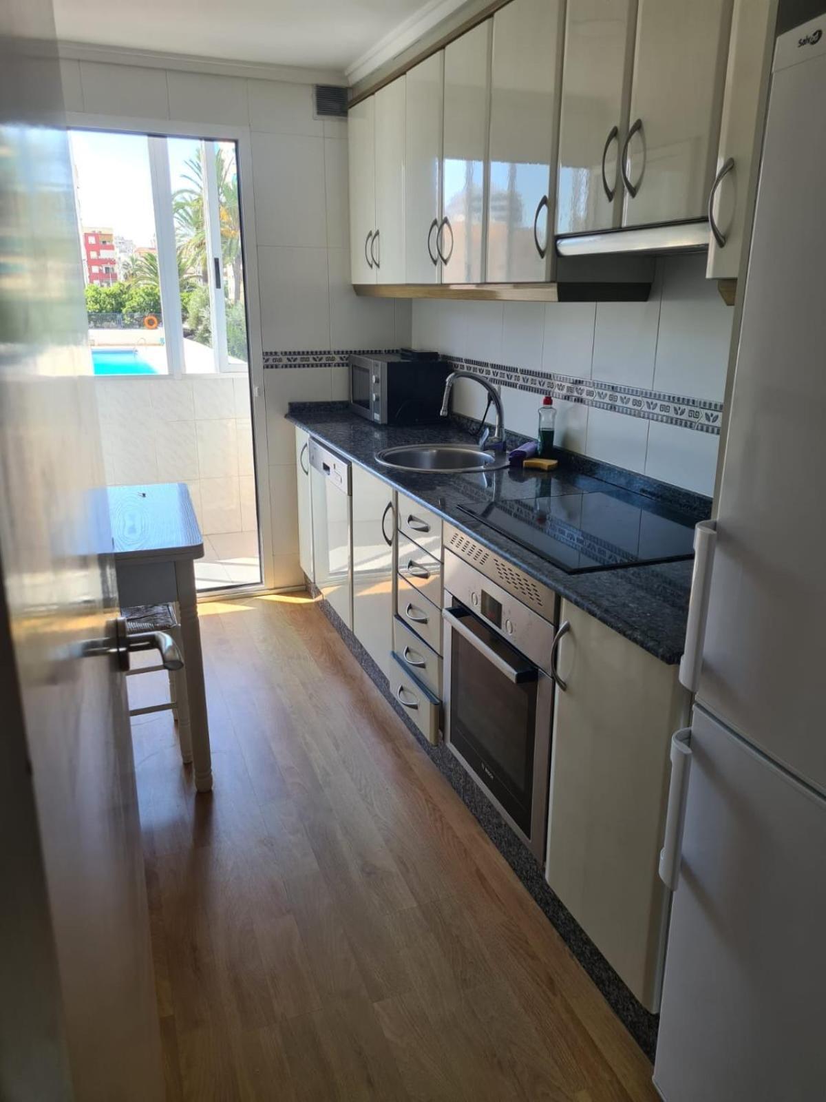 En Complejo Residencial Con Piscina *